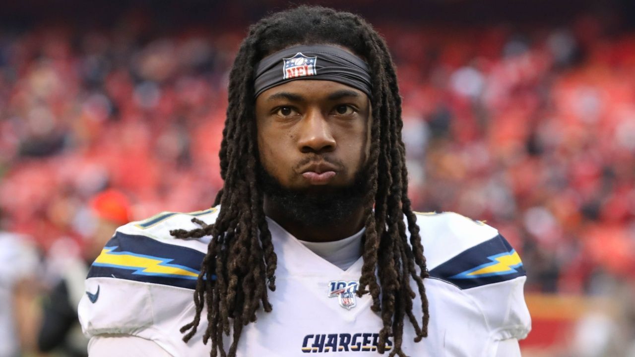 
                <strong>Mike Williams (Los Angeles Chargers) </strong><br>
                Die Chargers gingen im Jahr 2017 ein hohes Risiko ein, als sie den physischen Wide Receiver Mike Williams an siebter Stelle im Draft gezogen hatten. Aufgrund einer Verletzung am College verpasste er das Trainings-Camp und schaffte es in seiner Rookie-Saison gerade einmal zu zehn Spiele. Im Jahr darauf ließ er teilweise sein Potenzial aufblitzen. Er kam zwar nur auf 664 Yards, verbuchte dabei aber zehn Touchdowns und stellte seine Big-Play-Fähigkeiten unter Beweis. In der vergangenen Saison knackte er zwar auf 1000 Yards, enttäuschte aber mit nur zwei Touchdowns. ran Einschätzung: Williams kommt jetzt ins vierte Jahr seines Rookie-Vertrags. Da muss er zeigen, dass er auf höchstem Niveau spielen kann. Noch hat sich der Erstrundenpick nicht bezahlt gemacht, zumal in seiner Draft-Klasse Spieler wie JuJu Smith-Schuster, Cooper Kupp, Chris Godwin oder Kenny Golladay nach ihm ausgewählt wurden.
              