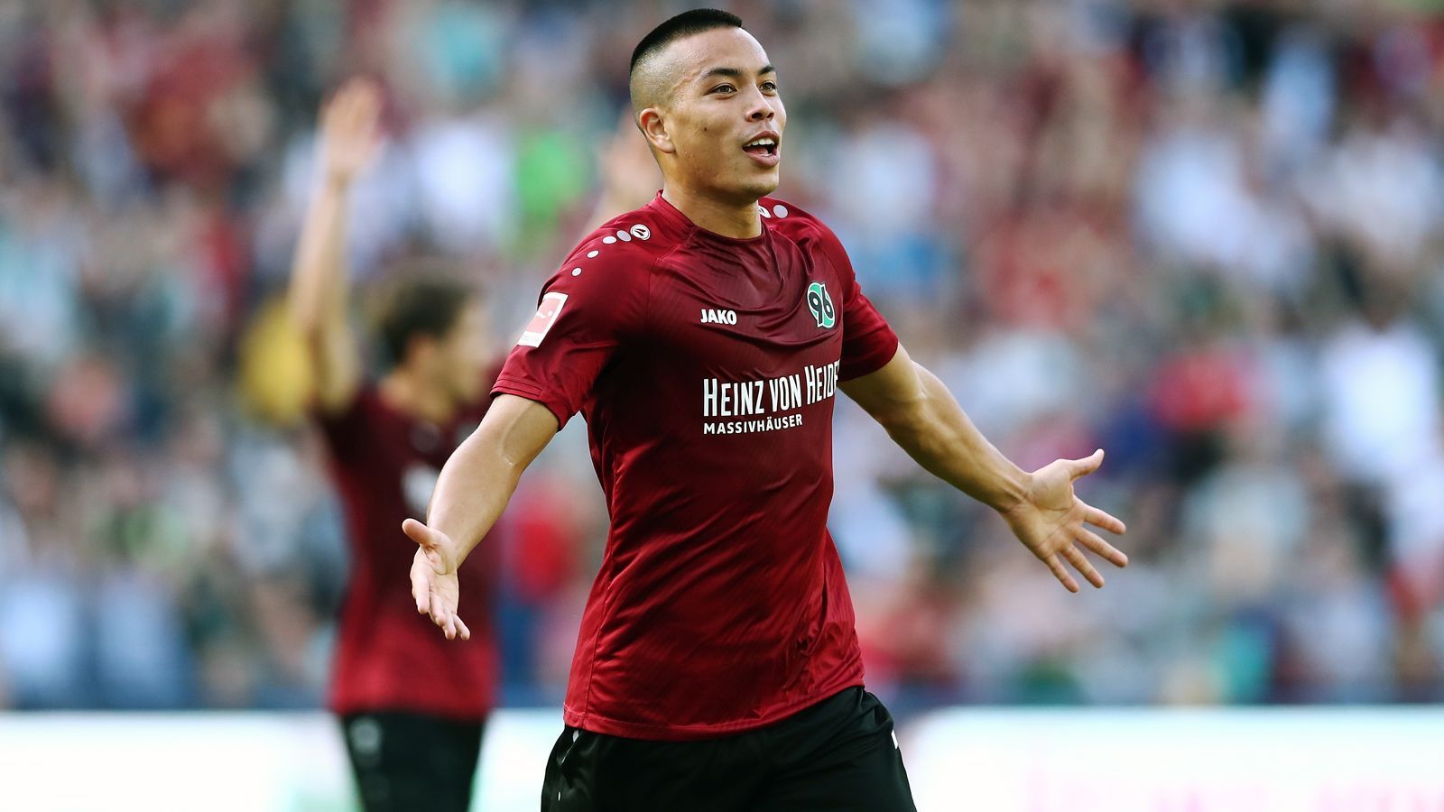 
                <strong>Bobby Wood (Hannover 96)</strong><br>
                Der gebürtige Hawaiianer Bobby Wood kam schon mit 14 Jahren in den Nachwuchs von 1860 München und schaffte es beim früheren Zweitligisten zu den Profis. Der Sprung in die Bundesliga gelang dem heute 26-Jährigen jedoch erst über die Zwischenstation Union Berlin. Der Hamburger SV wurde 2016 auf den damaligen Torjäger der "Eisernen" aufmerksam und holte den US-Nationalspieler in Deutschlands Fußball-Oberhaus. Für die Hanseaten war Wood dann in 57 Spielen auch zwölf Mal erfolgreich, konnte den Abstieg im Sommer 2018 jedoch nicht verhindern und versucht sich nun bei Hannover 96, wo es nach dem miesen Saisonstart wieder nur um den Klassenerhalt geht. Bislang erzielte Wood drei Tore für die Niedersachsen und war zuletzt auch in der US-Nationalmannschaft zumeist gesetzt.
              