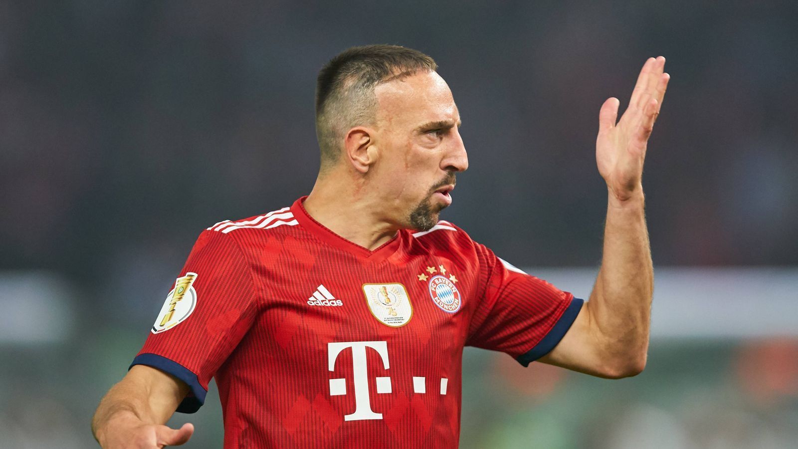 
                <strong>Platz 9 (geteilt): Frank Ribery (FC Bayern München) </strong><br>
                &#x2022; Strafe: 50.000 Euro<br>Seine legendäre "Gold-Steak"-Affäre im Jahr 2019 kostete Franck Ribery knapp 50.000 Euro: Nach enormer Kritik an seinem Besuch bei "Salt Bae" in Dubai beleidigte der Franzose seine Kritiker via "Twitter" unter anderem mit den Worten "Beginnen wir mit den Neidischen, den Wütenden, die sicherlich durch ein kaputtes Kondom entstanden sind: F**** eure Mütter, eure Großmütter und euren Familienstammbaum." Der FC Bayern sanktionierte diesen Akt des Verbal-Exzesses mit 50.000 Euro. 
              