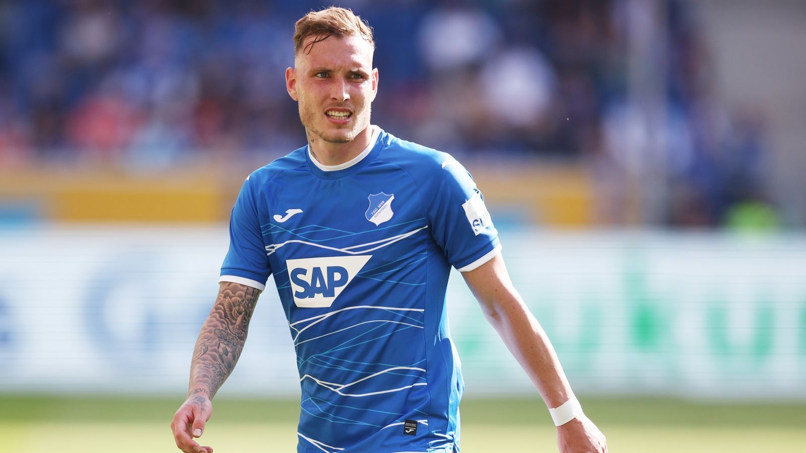 
                <strong>David Raum (1899 Hoffenheim)</strong><br>
                Neben der Stürmerposition dürfte Dortmund auch noch auf der Suche nach einem Linksverteidiger sein. Mit Hoffenheims David Raum wurde zuletzt ein möglicher Kandidat genannt. "Natürlich macht man sich Gedanken. Ich bin auch ehrlich, ich hätte natürlich gerne international gespielt mit Hoffenheim. Das hat leider nicht geklappt. Das ist weiterhin ein Traum bei mir", sagte der 24-Jährige zuletzt bei "Sport1" über seine Ambitionen. Beim BVB könnte er in der Königsklasse spielen, hat bei den Kraichgauern aber noch einen Vertrag bis 2026. 
              