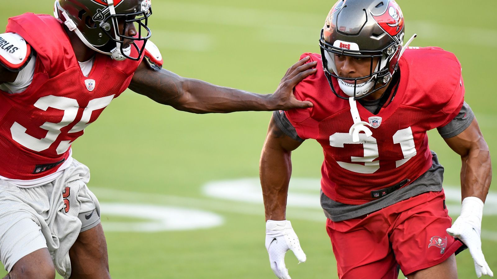 
                <strong>Tampa Bay Buccaneers: Antoine Winfield Jr. (Defense)</strong><br>
                Antoine Winfield Jr. wurde in der zweiten Runde gedraftet und ist in Tampa Bays Secondary sofort ein Schlüsselspieler. Die Bucs hatten schon vergangenes Jahr eine überragende Front Seven, nur das Defensive Backfield bereitete Sorgen. Winfield Jr. soll diese Problemzone mit seiner Energie und seinen Skills im Lauf- sowie im Passspiel zu beheben.
              