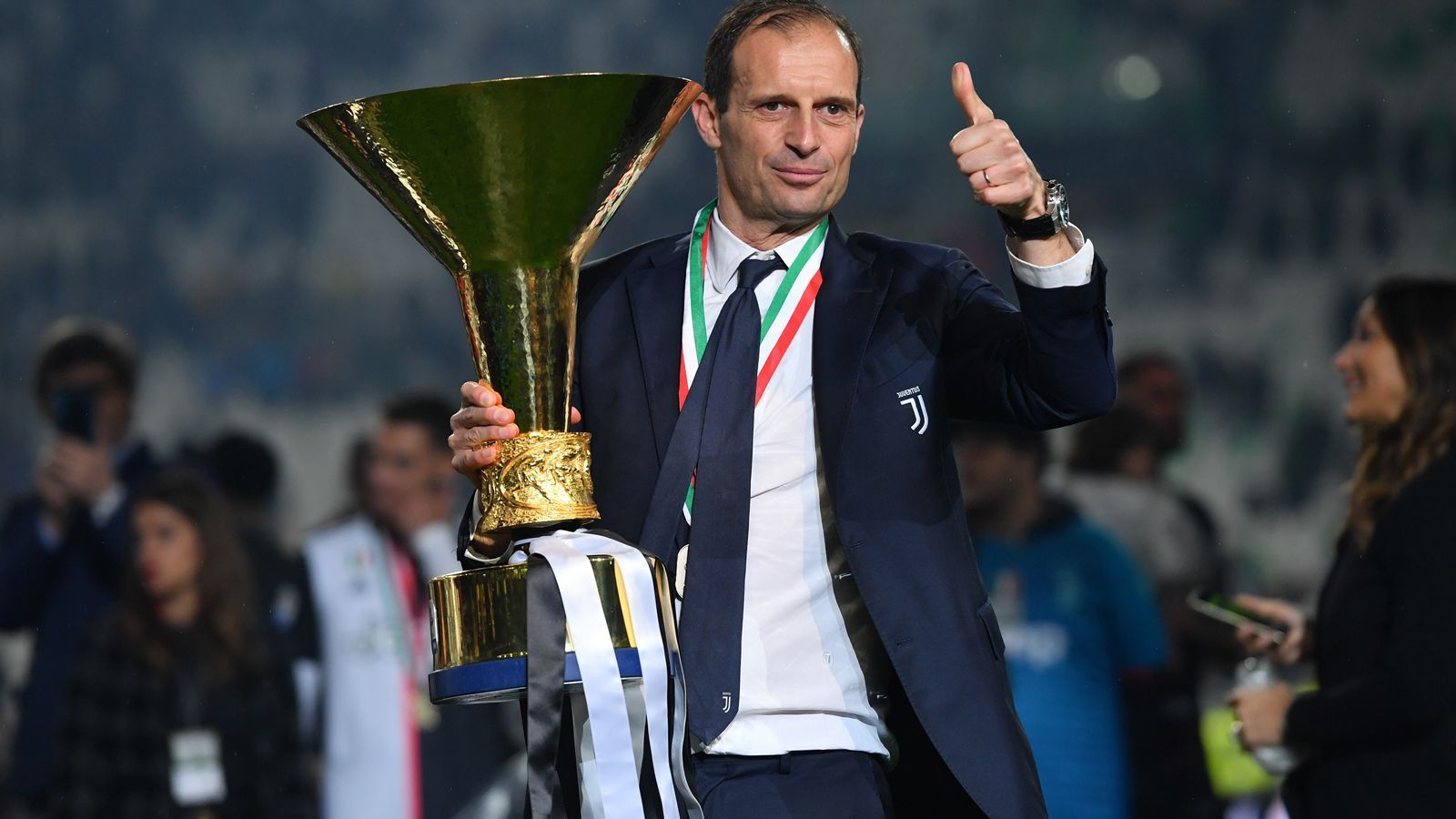 
                <strong>Massimiliano Allegri</strong><br>
                Von 2014 bis 2019 prägte Allegri bei Juventus Turin eine Ära, wurde fünf Mal in Folge Meister und viermal Pokalsieger. Nur für den Champions-League-Titel reichte es trotz zwei Finalteilnahmen nicht. 2019 verließ er die "Alte Dame", um eine Pause vom Trainerjob einzulegen. Nach zwei Jahren könnte diese nun ein Ende finden. Bei Real ist Allegri laut "As" Wunschkandidat von Präsident Florentino Perez. Allerdings sollen auch Inter Mailand und die AS Rom am 53-Jährigen interessiert sein.
              