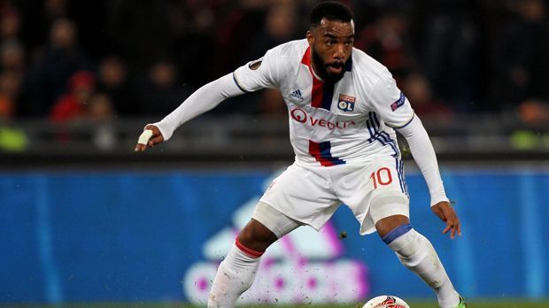 
                <strong>Alexandre Lacazette (Olympique Lyon)</strong><br>
                Ein weiterer Kandidat soll auch Lyons Torjäger Alexandre Lacazette sein. Der 25-Jährige erzielte alleine in der Ligue 1 in 27 Spielen 24 Treffer für Olympique. Sein Vertrag läuft noch bis zum Sommer 2019. Doch laut "Bild" soll der Franzose auch bei Borussia Dortmund auf dem Zettel stehen, falls Pierre-Emerick Aubameyang den Klub im Sommer 2017 verlassen sollte.
              