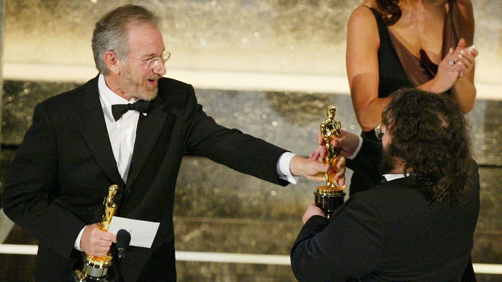 
                <strong>Film</strong><br>
                Auf der Leinwand bewegte in diesem Jahr das Drama "Schindlers Liste" von Regisseur Steven Spielberg (links im Bild) die Menschen. Der Film erhielt sieben Oscars und war für fünf weitere nominiert. 
              