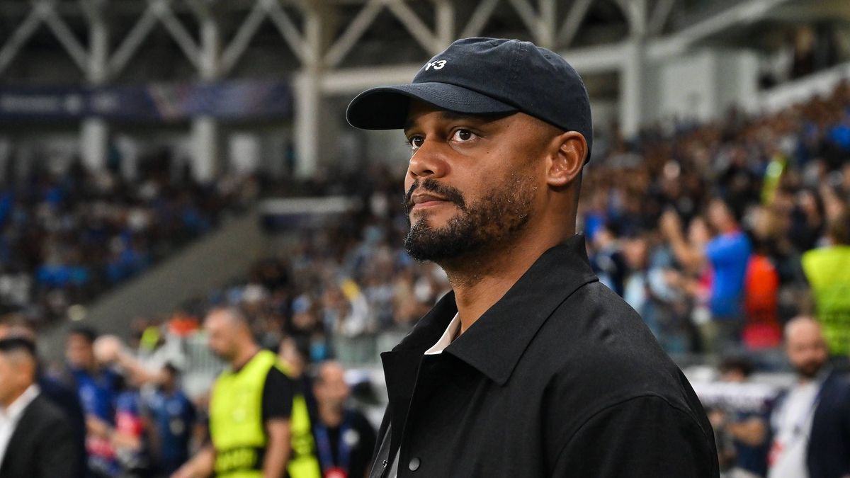 UEFA Champions League; Paphos FC - FC Bayern München; 30.09.2025 im Bild Vincent KOMPANY Trainer FC Bayern Muenchen kurz vor Anpfiff der Partie UEFA Champions League: Paphos FC - FC Bayern München;...