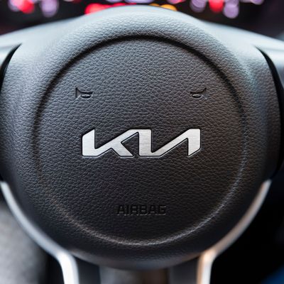 Kia Logo auf einem Lenkrad