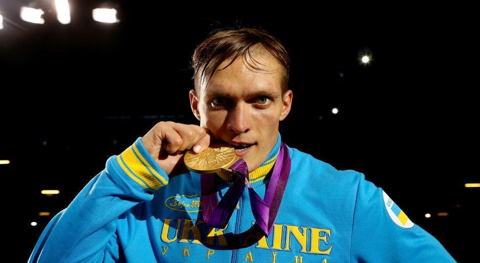 
                <strong>Olympiasieger in London</strong><br>
                Wo Oleksandr Usyk boxt, regnet es Edelmetall. Schon als Amateur feierte der Ukrainer große Erfolge. Mit 19 holte er Bronze bei der EM, zwei Jahre später Gold und 2011 wurde er Weltmeister in Baku. Toppen konnte er sich nur durch den Gewinn der olympischen Goldmedaille 2012 in London.
              