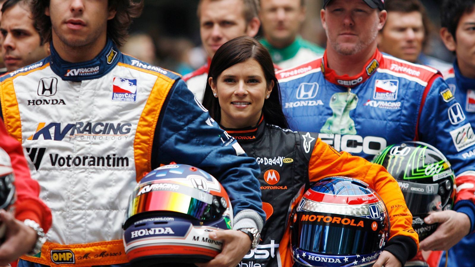 
                <strong>Danica Patrick: Die schnellste Frau der Welt hört auf</strong><br>
                Was eine Zeit lang ein Vorteil war: Ihre Größe von nur 1,57 Meter und ihr damit verbundenes Gewicht von nur 45 Kilogramm. 2008 wurde bei den IndyCars ein Minimalgewicht eingeführt, das den Fahrer beinhaltete. Ihr Vorteil war damit weg.
              