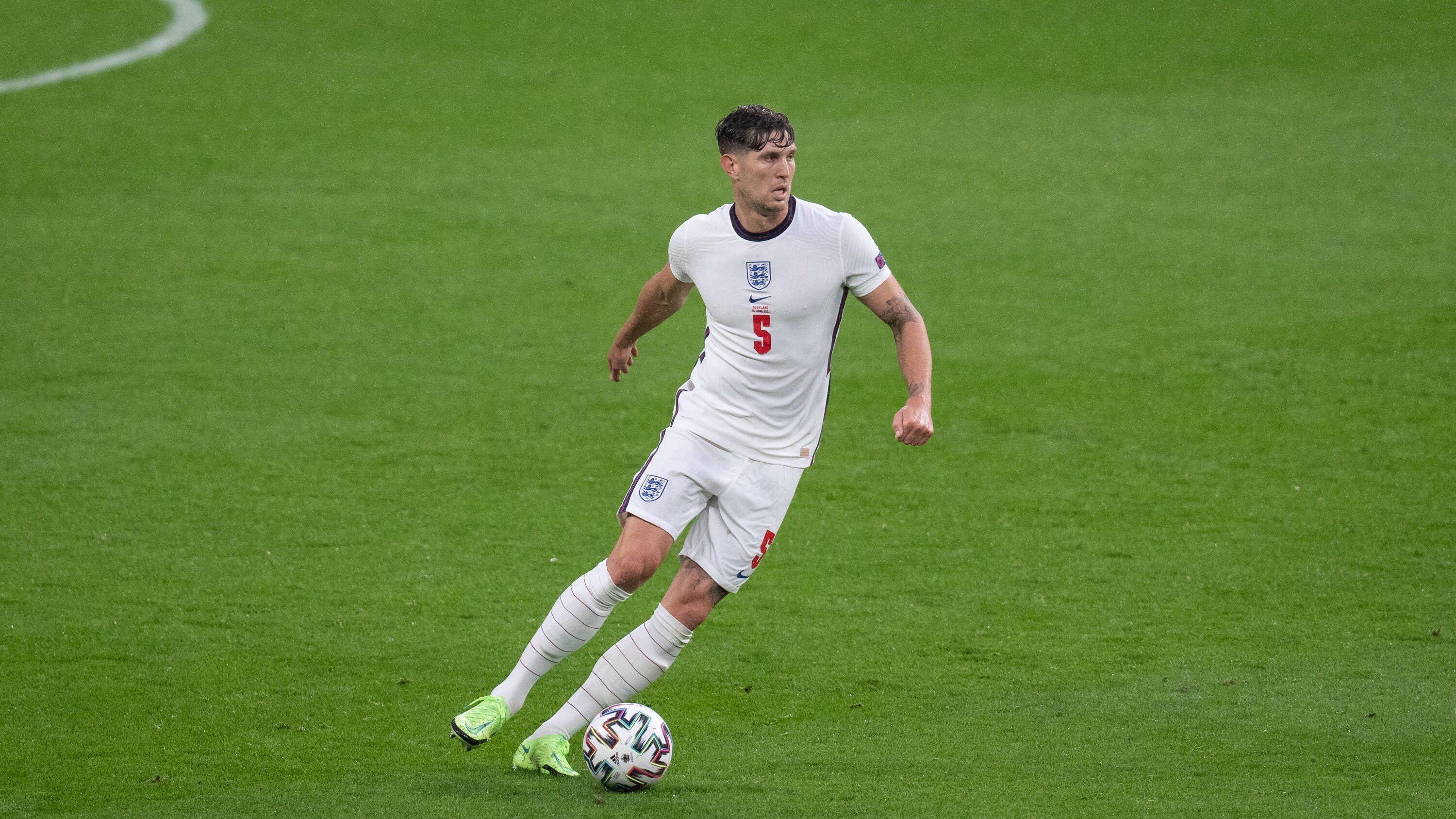 
                <strong>John Stones</strong><br>
                Mit viel Ballbesitz soll er den Spielaufbau aus der Innenverteidigung lenken. Seine Pässe aber meist ohne Risiko, bei seinem sehenswerten Kopfball hat er Pech, dass der Ball nur gegen den rechten Pfosten klatscht (11.). Gegen die durchaus gefährlichen Konteraktionen der Schotten präsentiert sich der 27-Jährige wachsam, blockt einige Schüsse ab. ran-Note: 2
              