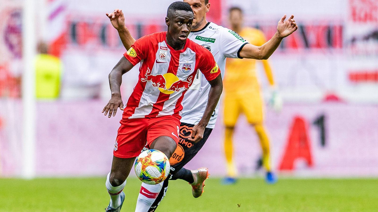 
                <strong>Samassekou nächster Salzburg-Transfer in die Bundesliga</strong><br>
                Diadie Samassekou ist mit zwölf Millionen Euro neuer Rekordzugang bei der TSG Hoffenheim. Dort will der 23-Jährige die nächsten Schritte in seiner Profi-Karriere machen. Er kommt vom österreichischen Meister Red Bull Salzburg, die nicht nur wegen der Verkäufe nach Leipzig als "Ladentheke" der Bundesliga gelten.
              