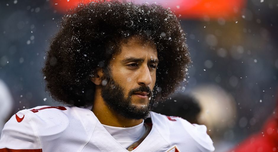 
                <strong>Colin Kaepernick</strong><br>
                Einen unrühmlichen Rekord erzielt auch Colin Kaepernick in Woche 13. Der Quarterback der San Francisco 49ers erlebt in Chicago einen Tag zum Vergessen. Gegen die Bears schafft es "Kaep", weniger (!) Passing Yards zu werfen, als gesackt zu werden. 4 Passing Yards stehen gegenüber 5 Sacks. Er ist somit der erste Quarterback in der Geschichte der NFL, der bei fünf Sacks weniger als fünf Yards wirft.
              