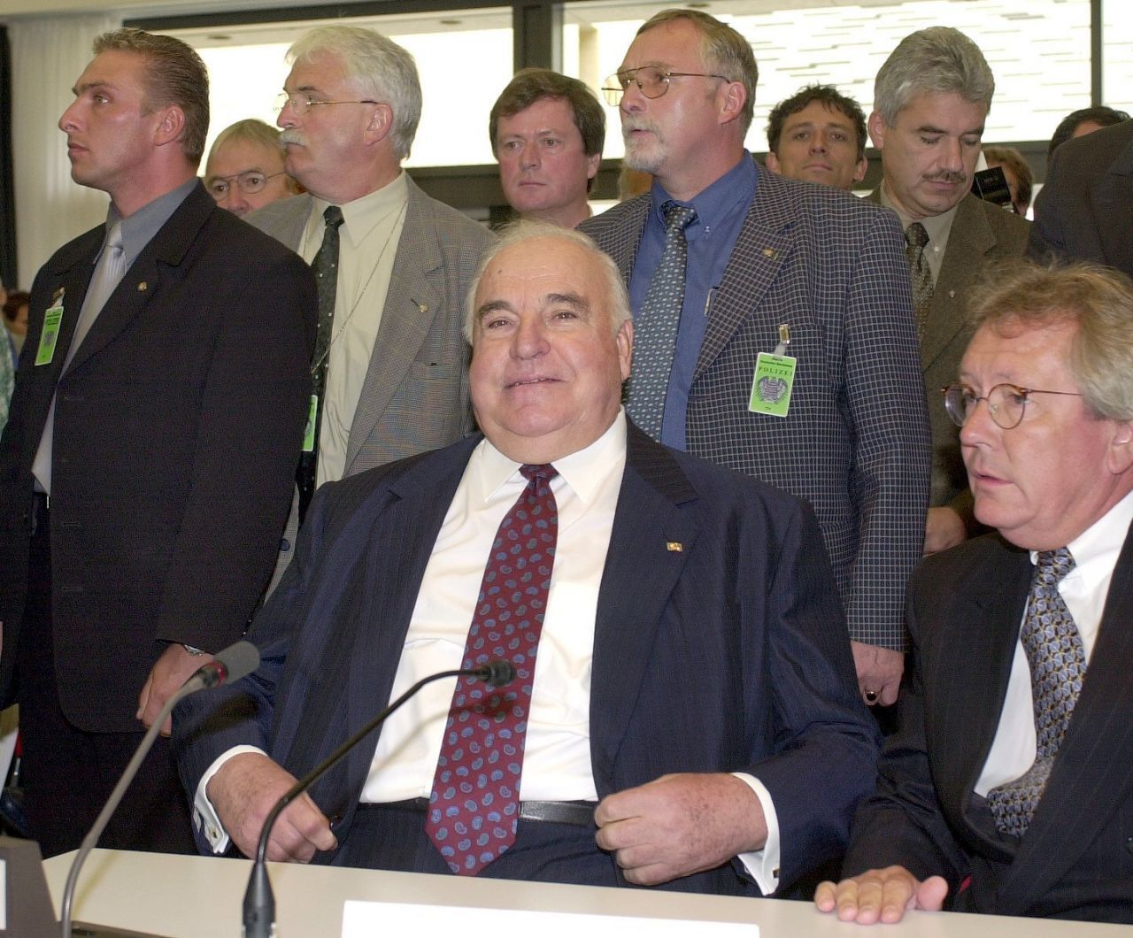 Parteispenden werfen ihren Schatten auf Kanzler Helmut Kohl: Altkanzler Helmut Kohl schlitterte 1999 in die CDU-Spendenaffäre. Der Waffenhändler Karlheinz Schreiber sollte 1991 der CDU 1 Millionen D-Mark gespendet haben, die wiederum die CDU nicht versteuerte. Doch das war nur der Anfangsverdacht. Am Ende musste Kohl zugeben, dass die CDU über "schwarze Konten" mit mehreren nicht öffentlichen und somit illegalen Parteispenden
