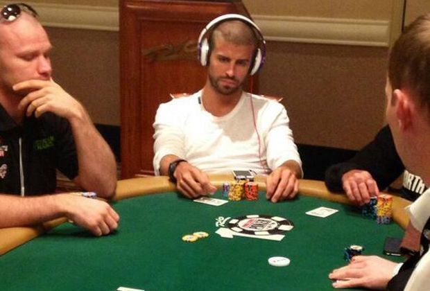 
                <strong>Gerard Pique</strong><br>
                Gerard Pique verarbeitet seinen WM-Frust beim Pokern in Las Vegas und sackt über 22.000 Dollar ein. Das ist immerhin rund ein Neuntel von dem, was der spanische Nationalspieler für die WM-Halbfinal-Qualifikation erhalten hätte.
              