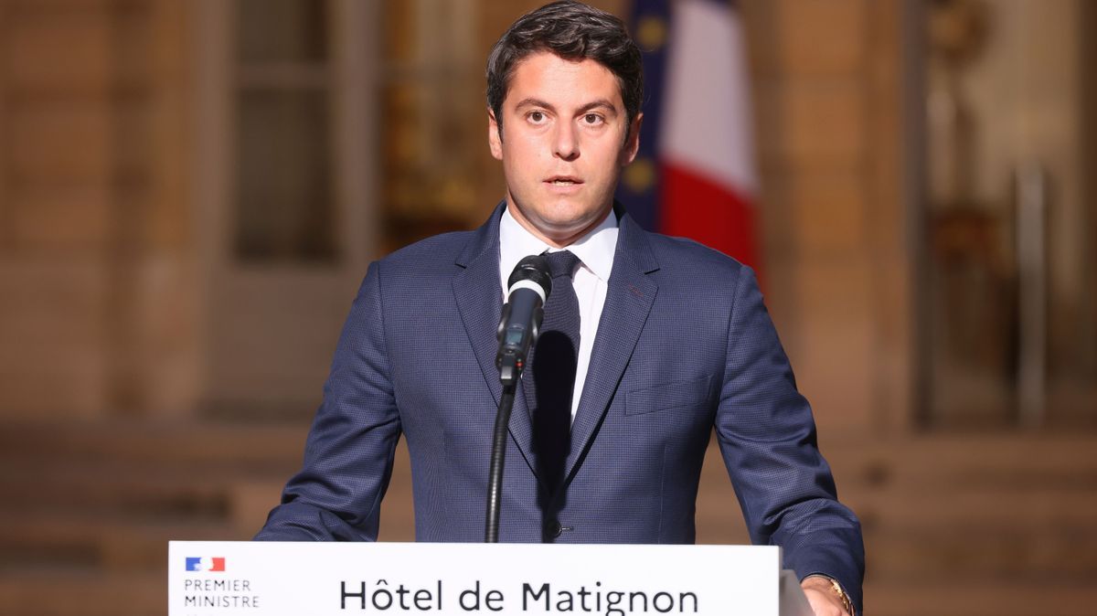 Der französische Premierminister Gabriel Attal hält eine Rede im Innenhof der Residenz des Premierministers.