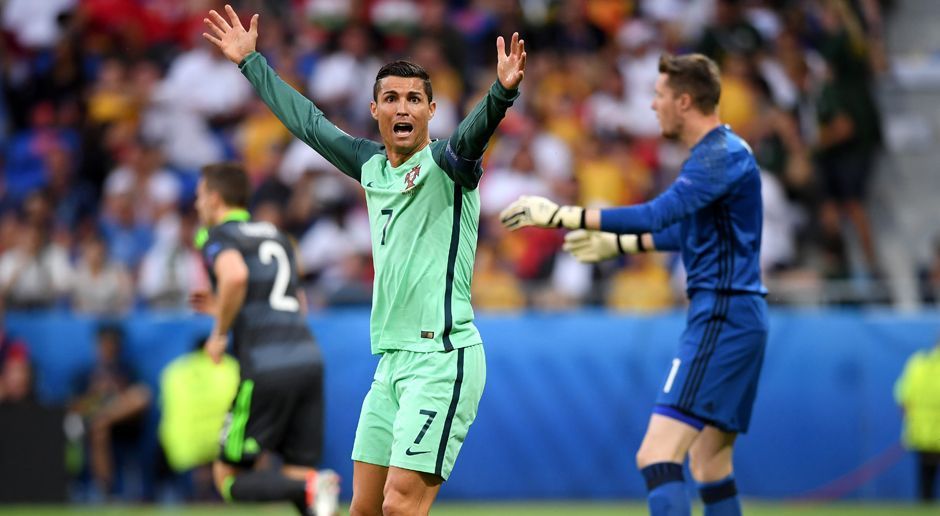 
                <strong>Elfmeter nicht gegeben</strong><br>
                In den ersten zehn Minuten sorgt CR7 gleich für zwei Aufreger: Nach knapp drei Minuten nimmt der 31-Jährige erstmals Tempo auf und startet mit dem Ball am Fuß in Richtung gegnerisches Tor - wird aber per Foul gestoppt. Freistoß gibt es dennoch nicht. Noch ärgerlicher ist eine Szene nach rund zehn Minuten. Ronaldo geht nach einer "Umarmung" seines Gegenspielers im Strafraum der Waliser zu Boden, der Elfmeterpfiff bleibt aber aus und der Star-Torjäger protestiert in klassischer Ronaldo-Manier.
              