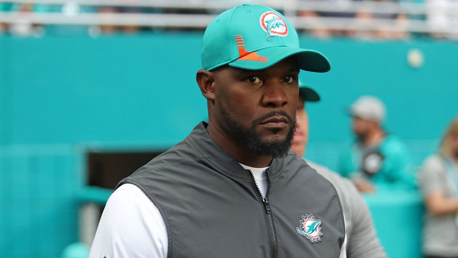 <strong>Brian Flores</strong><br>Brian Flores war u.a. Linebacker-Coach bei den Patriots, wurde später als Head Coach der Miami Dolphins im dritten Vertragsjahr entlassen. Ein Grund dafür: Es soll Probleme in der Kabine mit Quarterback Tua Tagovailoa und General Manager Chris Grier gegeben haben. Heute ist er Defensive Coordinator der Minnesota Vikings.&nbsp;