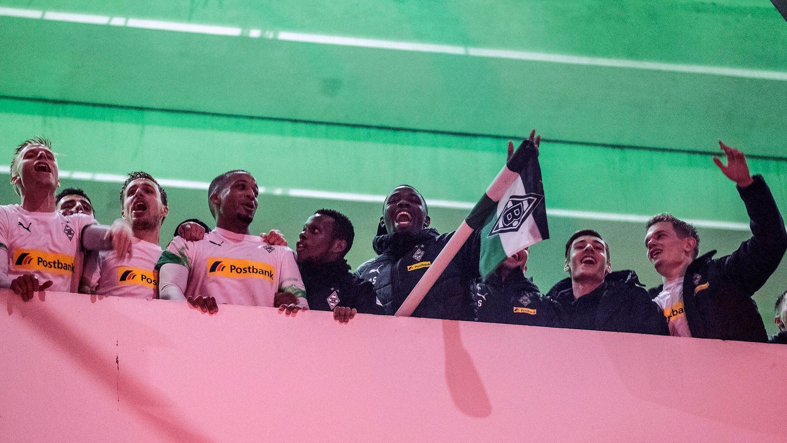 
                <strong>So feiern die Gladbach-Fans den Derbysieg gegen Köln</strong><br>
                Mittendrin bei den Feierlichkeiten waren natürlich auch Marcus Thuram (Mi.) und die Eckfahne.
              