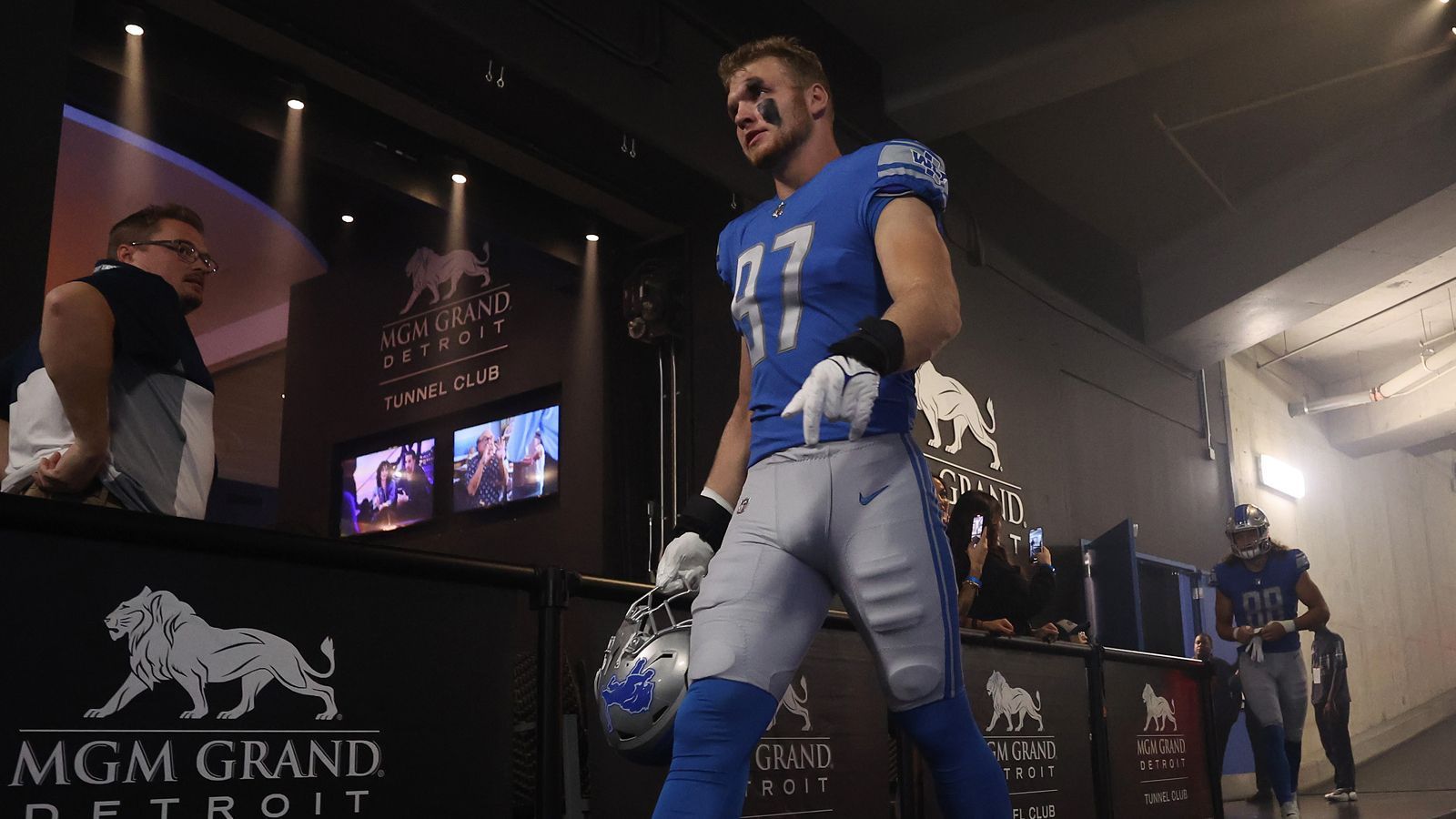 
                <strong>Platz 7: Aidan Hutchinson</strong><br>
                Team: Detroit LionsPosition: Defensive EndDraft: 2. Stellebesondere Statistik: 14 Tackles, 3 SacksSeine drei Quarterback-Sacks gelangen ihm in einem Spiel gegen die Washington Commanders. Und da liegt noch das Problem. In Ansätzen zeigt Hutchinson ein unfassbares Potenzial, doch die großen Defense-Probleme der Lions stecken den Rookie noch zu oft an und mindern auch seine Leistung. Der Defensive End aus Michigan zeigt sich jedoch engagiert und wird hoffentlich bald mehr belohnt. Er hat das Zeug zu den besten seiner Position zu gehören.
              