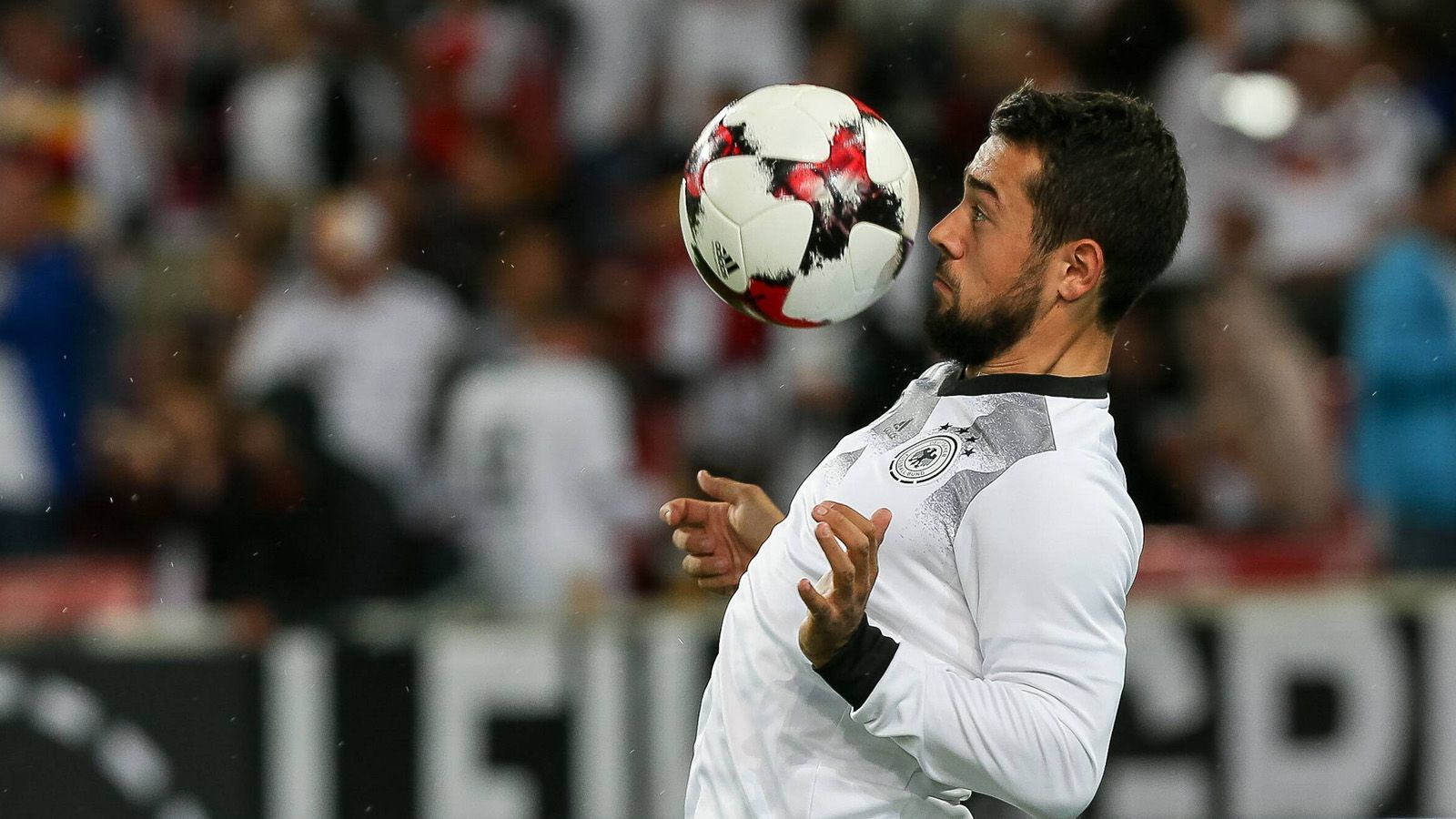 
                <strong>Mittelfeld</strong><br>
                Amin Younes (SSC Neapel): 2017 mit Deutschland den Confed-Cup gewonnen, seit Oktober 2017 aber nicht mehr nominiert worden. Sorgte abseits des Platzes für Schlagzeilen. Blüht beim SSC Neapel wieder auf. Sportlich sicherlich ein Gewinn, aber Löw könnte am Charakter Zweifel haben. ran-Fazit: Außenseiterchancen
              