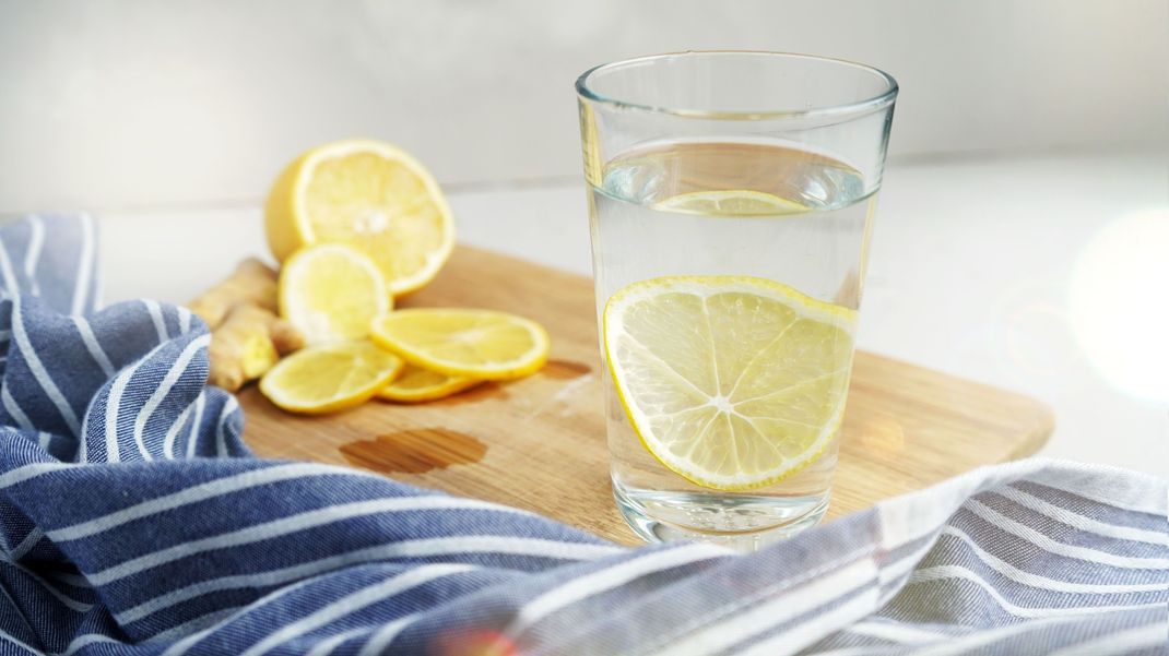 Wer regelmäßig Zitronenwasser trinkt, bringt seinen Körper dazu Hormone auszuschütten, die die Fettverbrennung unterstützen. 