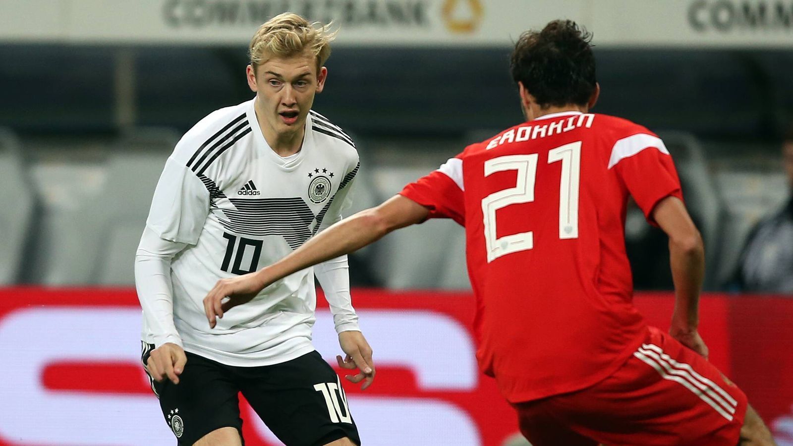 
                <strong>Julian Brandt (Bayer Leverkusen/22/23)</strong><br>
                22 Jahre alt ist der Leverkusener erst, aber doch schon mehr als ein Talent. Im Verein längst ein Leistungsträger, dazu Wortführer und Identifikationsfigur. Und in der Nationalmannschaft einer der Hoffnungsträger. Schon bei der WM deutete er sein Potenzial an, war nach seinen Einwechslungen eigentlich immer einer der gefährlichsten deutschen Spieler. 
              