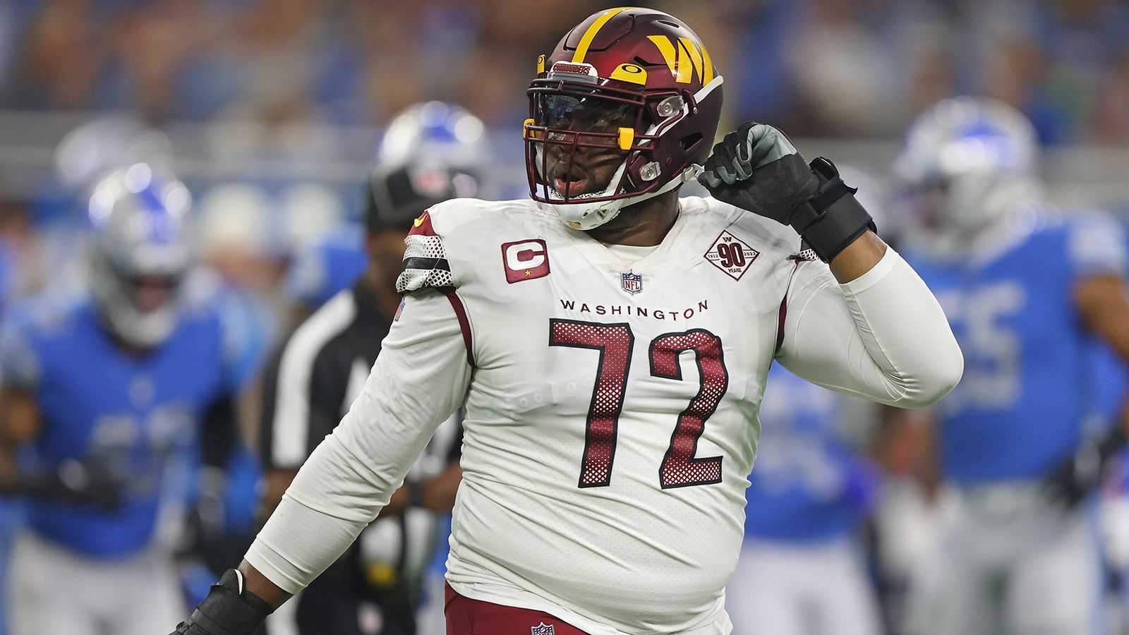 
                <strong>Offensive Tackle (links): Charles Leno Jr. (Washington Commanders)</strong><br>
                Vertragsvolumen: 37 Millionen US-DollarDavon Grundgehalt in 2023: 9,25 Millionen US-Dollar2021 wurde Charles Leno von den Chicago Bears zu den Washington Commanders getradet. Spätestens seitdem gehört der mittlerweile 31-Jährige zu den besten Spielern auf seiner Position. Leno gilt als ein Top-5-Pass-Protector und generell als ein Top-10-Tackle in der Liga. Mit einem Salär von nur 1.250.000 Dollar im Jahr 2022 ist er definitiv "unterbezahlt". Selbst 2023, dann verdient der ehemalige Siebtrundenpick ein Basisgehalt von rund 9,2 Millionen US-Dollar. Da dürfen sich die Commanders über ein gutes "Preis-Leistungs-Verhältnis" freuen.
              