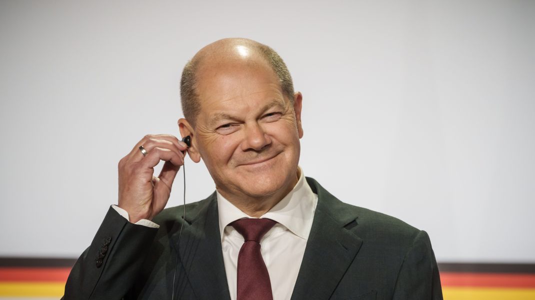 Noch hat Olaf Scholz gut lachen. Dies könnte sich allerdings bald ändern, denn seine Haltung gegen eine Panzerlieferung in die Ukraine wird immer mehr kritisiert. Foto: Michael Kappeler/dpa 