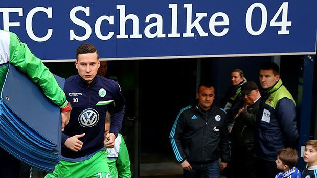 
                <strong>Julian Draxler: Vom FC Schalke 04 zum VfL Wolfsburg</strong><br>
                Julian Draxler: Vom FC Schalke 04 zum VfL Wolfsburg. Den Unmut der Fans hat er erwartet - immerhin spielte er 14 Jahre lang für die Knappen. Bei jedem Ballkontakt klangen Pfiffe von den Rängen. S04-Manager Horst Heldt verstand die Fans: "Da hat einer freiwillig die Familie verlassen, und das kommt nicht gut an", sagte er nach dem Spiel.
              