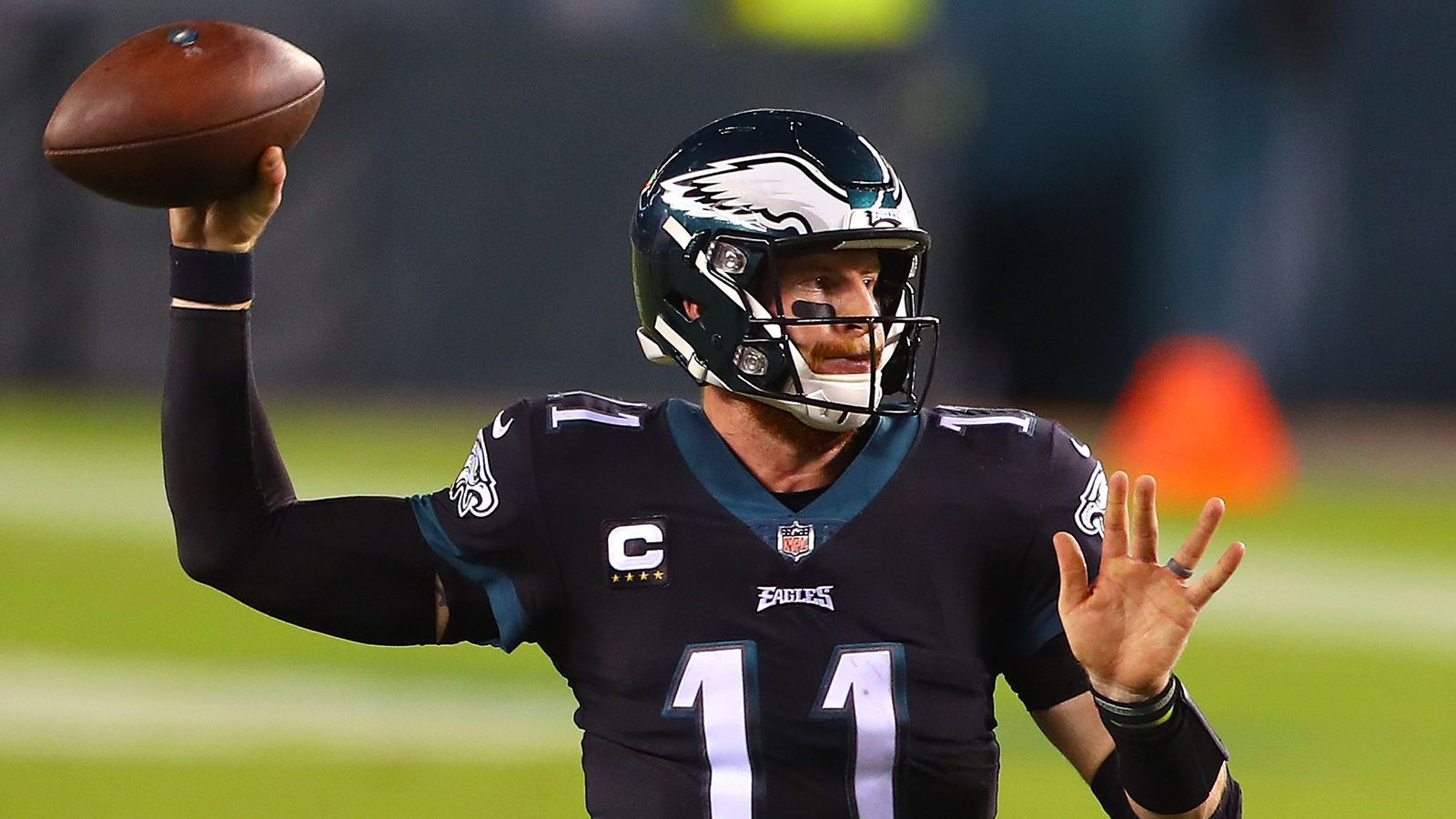 
                <strong>Gewinner: Carson Wentz</strong><br>
                Nachdem der Saisonstart der Philadelphia Eagles und Carson Wentz alles andere als nach Plan lief, stehen die Eagles dennoch nach sieben Spieltagen an der Spitze der NFC East. Doch auch gegen die Giants lief fast das gesamte Spiel nicht nach Plan - fünf Minuten vor Schluss lagen die Eagles mit 10:21 zurück. Dann übernahm jedoch Wentz: Mit u.a. einem 59-Yard-Pass sowie einem traumhaften Zuspiel auf Boston Scott drehte Wentz die verloren geglaubte Partie. In einer fast schon historisch schlechten Division ist Wentz mit Abstand der beste Quarterback - und hat damit die besten Karten für eine Playoff-Teilnahme.
              