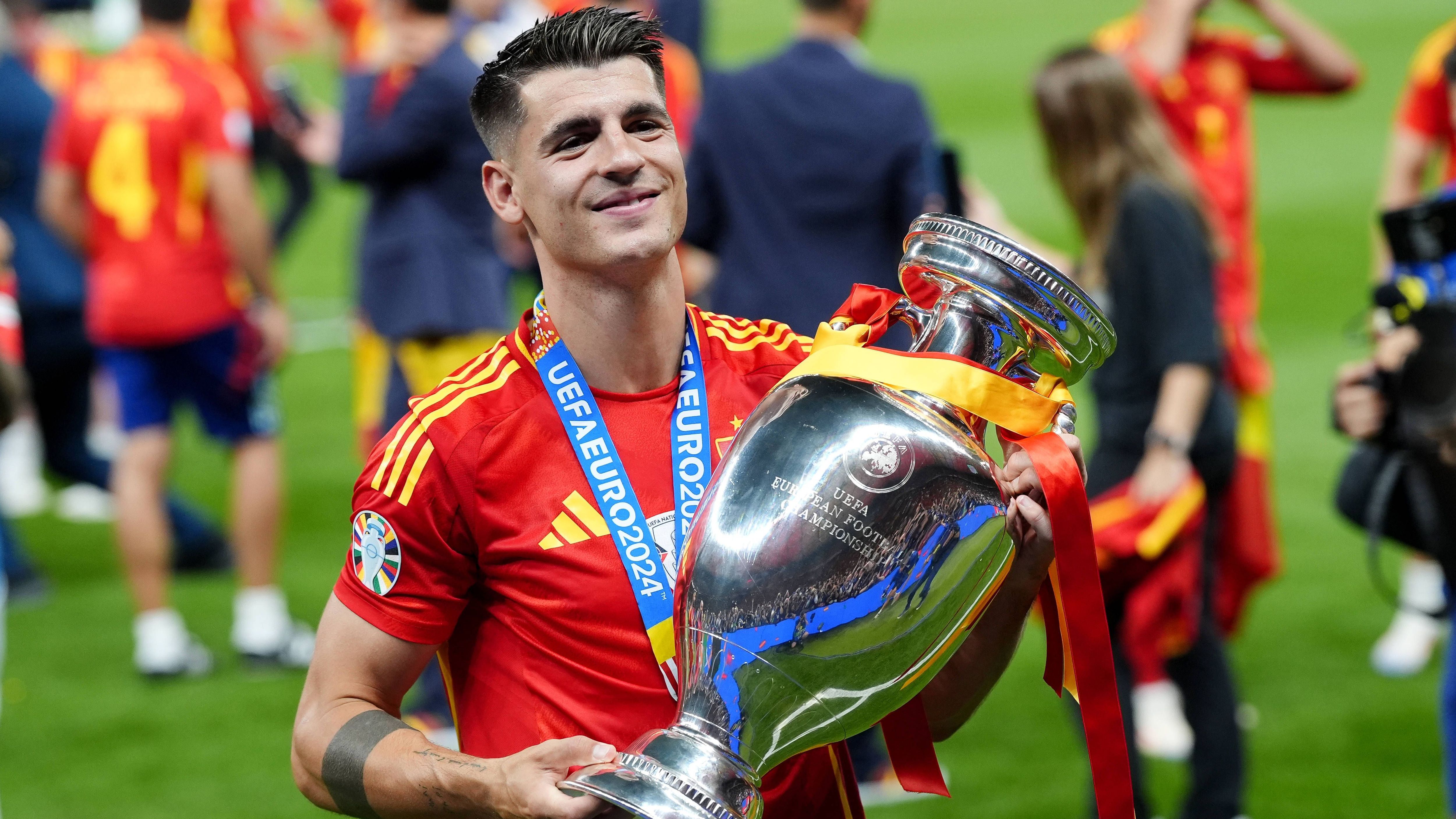 <strong>Alvaro Morata (AC Milan)</strong><br>Der Kapitän der spanischen Europameister-Mannschaft ist zurück in der Serie A. Alvaro Morata, zuletzt bei Atletico Madrid unter Vertrag, schließt sich der AC Mailand an. Milan zahlt eine festgeschriebene Ablösesumme in Höhe von 13 Millionen Euro für den Angreifer an Atletico ...