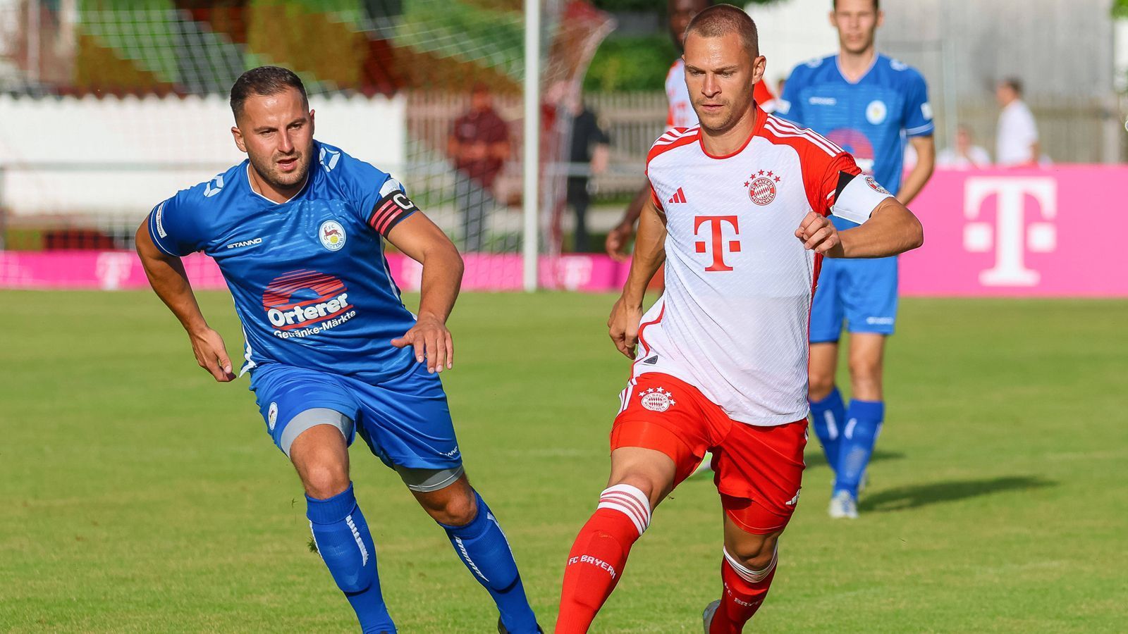 
                <strong>Joshua Kimmich</strong><br>
                Stapft kurz vor Anpfiff mit der gleichen Intensität aufs Feld als ginge es im Champions-League-Finale gegen Manchester City. Blickt beim Einlaufen zum Himmel und interagiert mit großen Gesten. Will merklich zeigen, dass er sich weiterhin als absoluten Führungsspieler sieht.
              