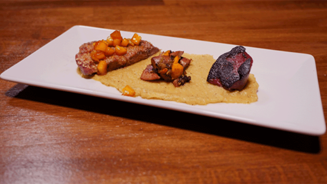 Kartoffelstock mit Leberwurst, Nierli-Salat, gebratener Blutwurst, gebratener Leber mit karamellisierten Äpfeln und Zwiebeln