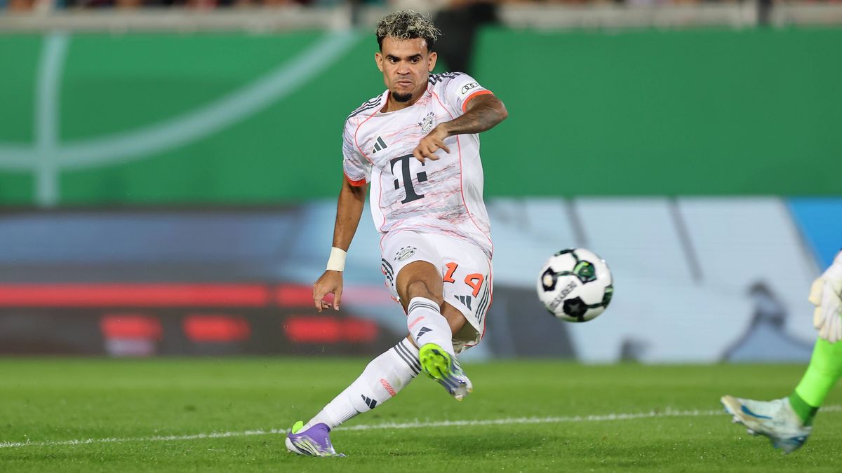 27.08.2025, xdcx, Fussball DFB-Pokal 1. Runde, SV Wehen Wiesbaden - FC Bayern München, v.l., Luis Diaz (FC Bayern München) DFL DFB REGULATIONS PROHIBIT ANY USE OF PHOTOGRAPHS AS IMAGE SEQUENCES AND...