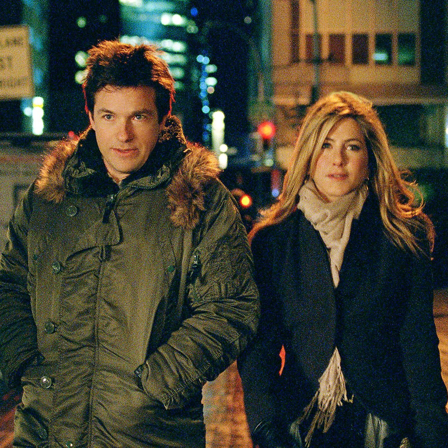 Die zwei Hauptdarsteller Jason Bateman und Jennifer Aniston gemeinsam laufende auf der Straße