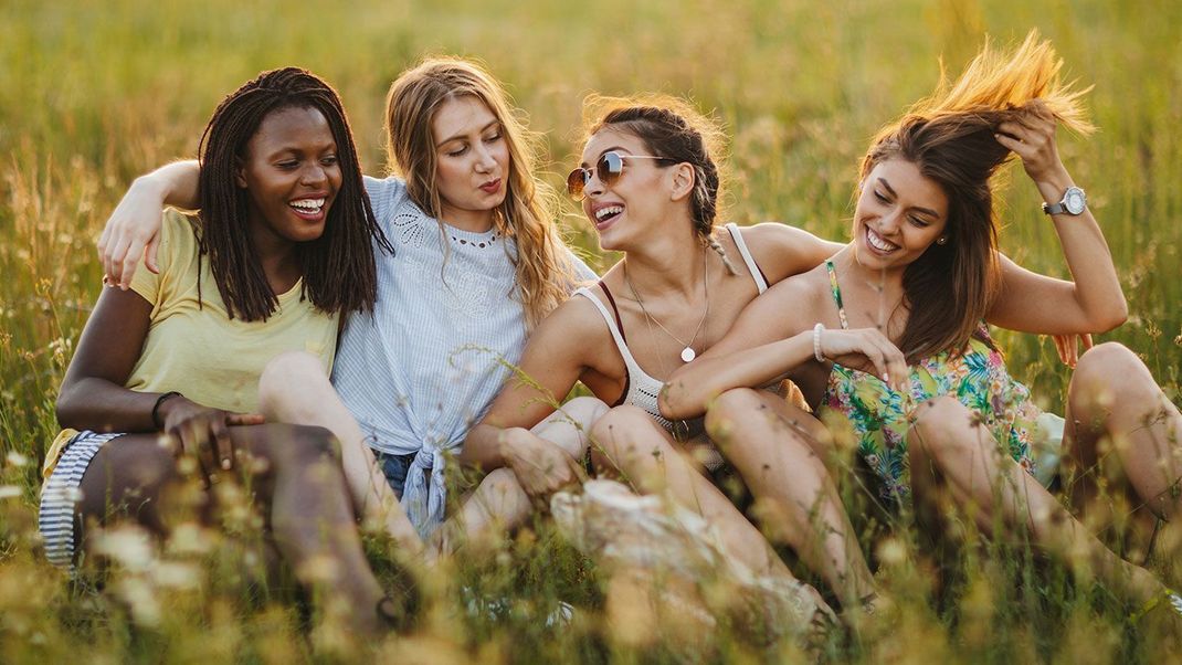 Zwischen Picknick am See und Sommerparty keine Zeit zum Haarewaschen? Trockenshampoo macht die Frisur wieder fit fürs Abendprogramm!