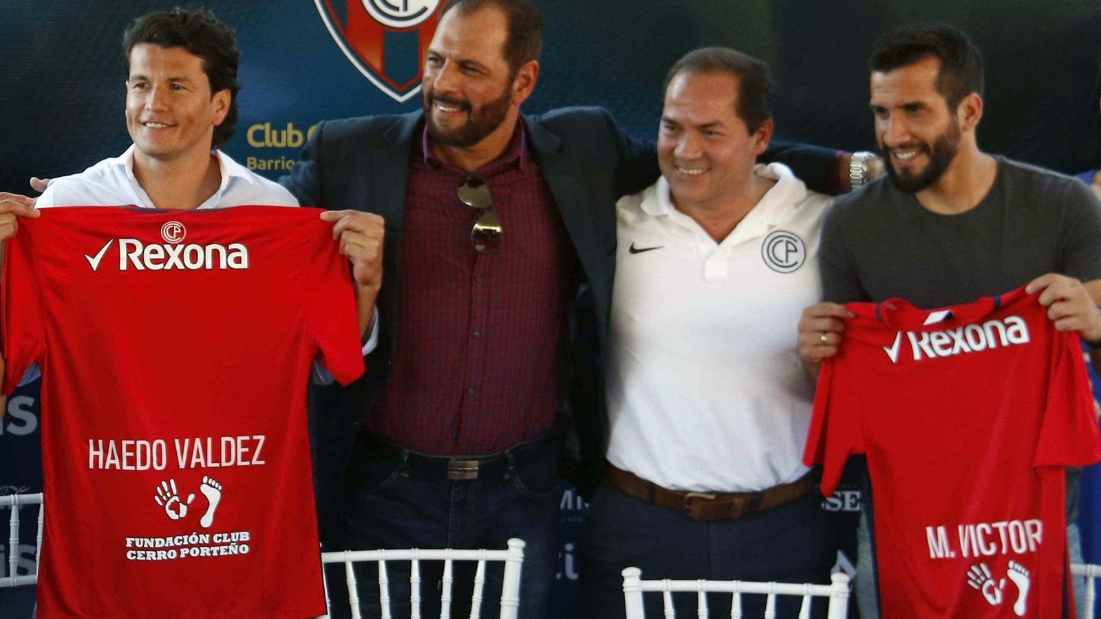 
                <strong>Nelson Valdez (Club Cerro Porteno)</strong><br>
                Bei Olimpias Stadtrivalen Cerro Porento stürmt mit Nelson Valdez (li.) ebenfalls ein alter Bekannter aus der Bundesliga. Der frühere Bremen-, Dortmund- und Frankfurt-Stürmer kehrte Anfang 2017 aus den USA von den Seattle Sounders in sein Heimatland zurück und spielt seitdem eben für Cerro Porteno. An Santa Cruz' Traumquote kam der 36-jährige Valdez 2019 nicht mal annähernd heran, er schaffte aber immerhin zehn Treffer und half mit, dass es sein Team auf Platz 3 der Clausura schaffte.
              