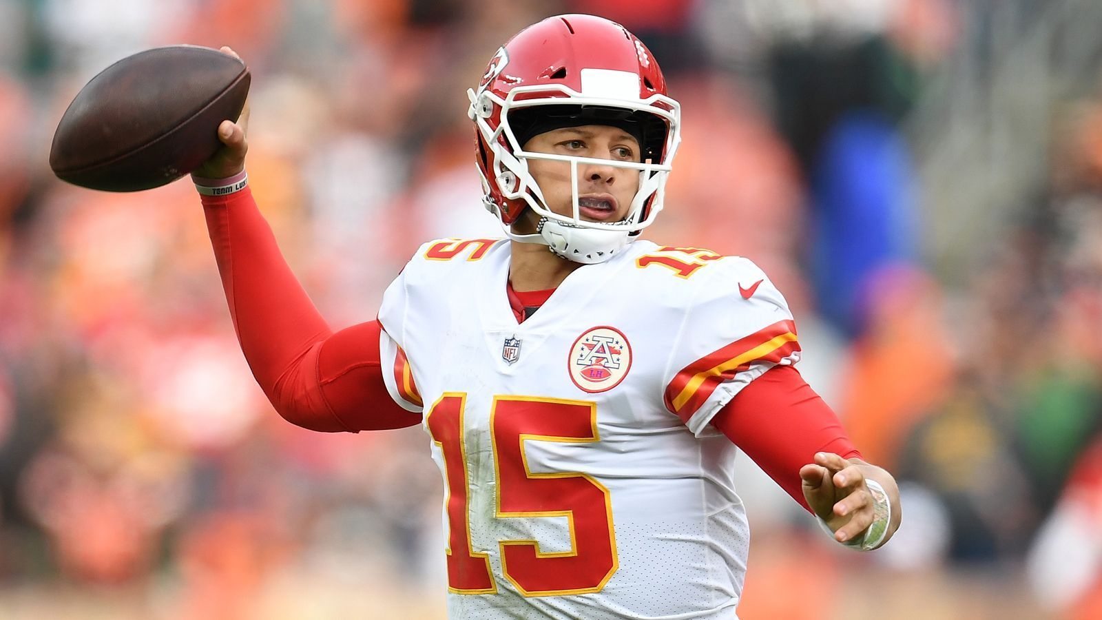 
                <strong>Week 9: Patrick Mahomes weiter auf Rekordjagd</strong><br>
                Patrick Mahomes ist in der NFL weiterhin auf Rekordjagd und diese scheint kein Ende nehmen zu wollen. Der Quarterback der Kansas City Chiefs absolvierte in Week 9 beim 37:21-Sieg gegen die Cleveland Browns sein insgesamt zehntes NFL-Spiel und erreichte in diesen Partien insgesamt 29 Touchdowns und über 3.000 (3.185 um genau zu sein) Passing-Yards. Zwei Statistiken, die vor ihm noch kein anderer Spieler in der Geschichte der Liga in zehn Saisonspielen geschafft hat.
              