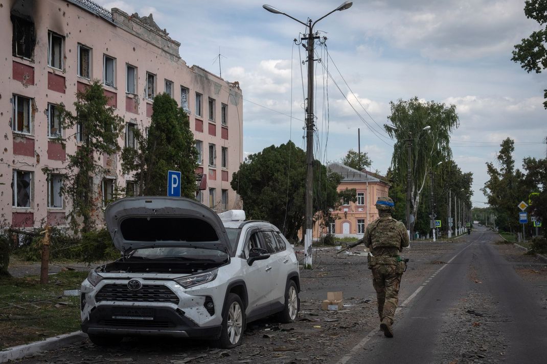 Ein ukrainischer Soldat geht an einem Verwaltungsgebäude einer russischen Ortschaft im Gebiet Kursk vorbei.