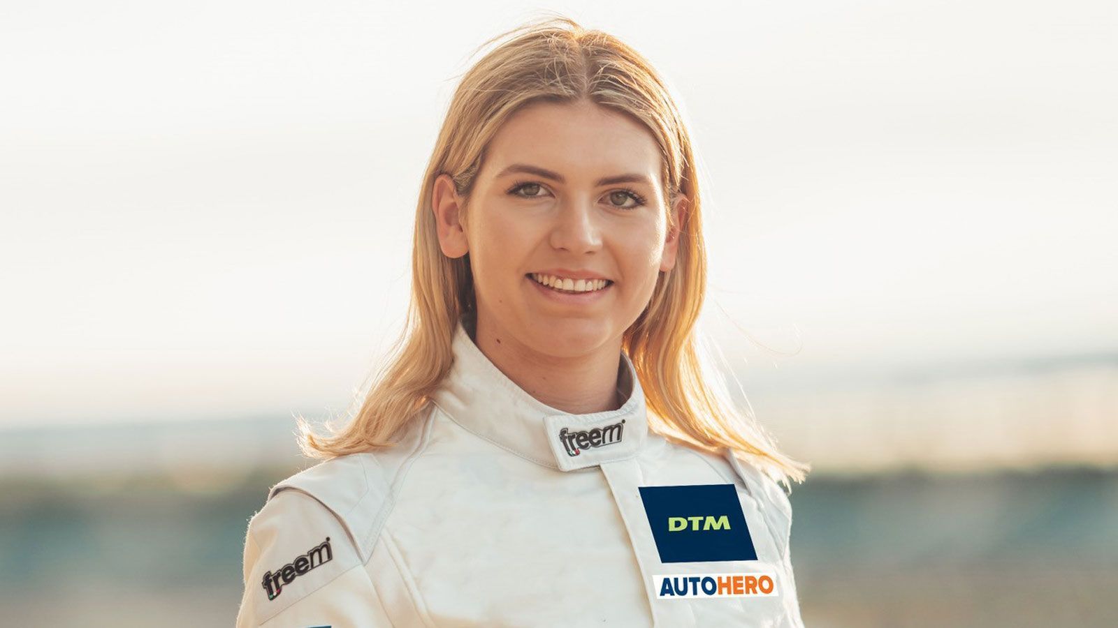 
                <strong>Esmee Hawkey </strong><br>
                Esmee Hawkey wird 2021 für T3 Motorsport in der DTM fahren. Partner der Engländerin ist die ROKiT-Gruppe, die als Sponsor auf Hawkeys Lamborghini Huracan GT3 Evo vertreten sein wird. "Ich kann es nicht erwarten, loszulegen. Die DTM ist so eine prestigeträchtige Serie mit einer großen Geschichte. Daher ist es total aufregend, dass ich dabei sein darf. Ein großes Dankeschön geht an ROKiT und T3 Motorsport, dass sie mir das ermöglichen", so die 23-Jährige, die 2020 die Kategorie Pro-Amateur-Championship des Porsche Carrera Cups GB für sich entscheiden konnte.
              