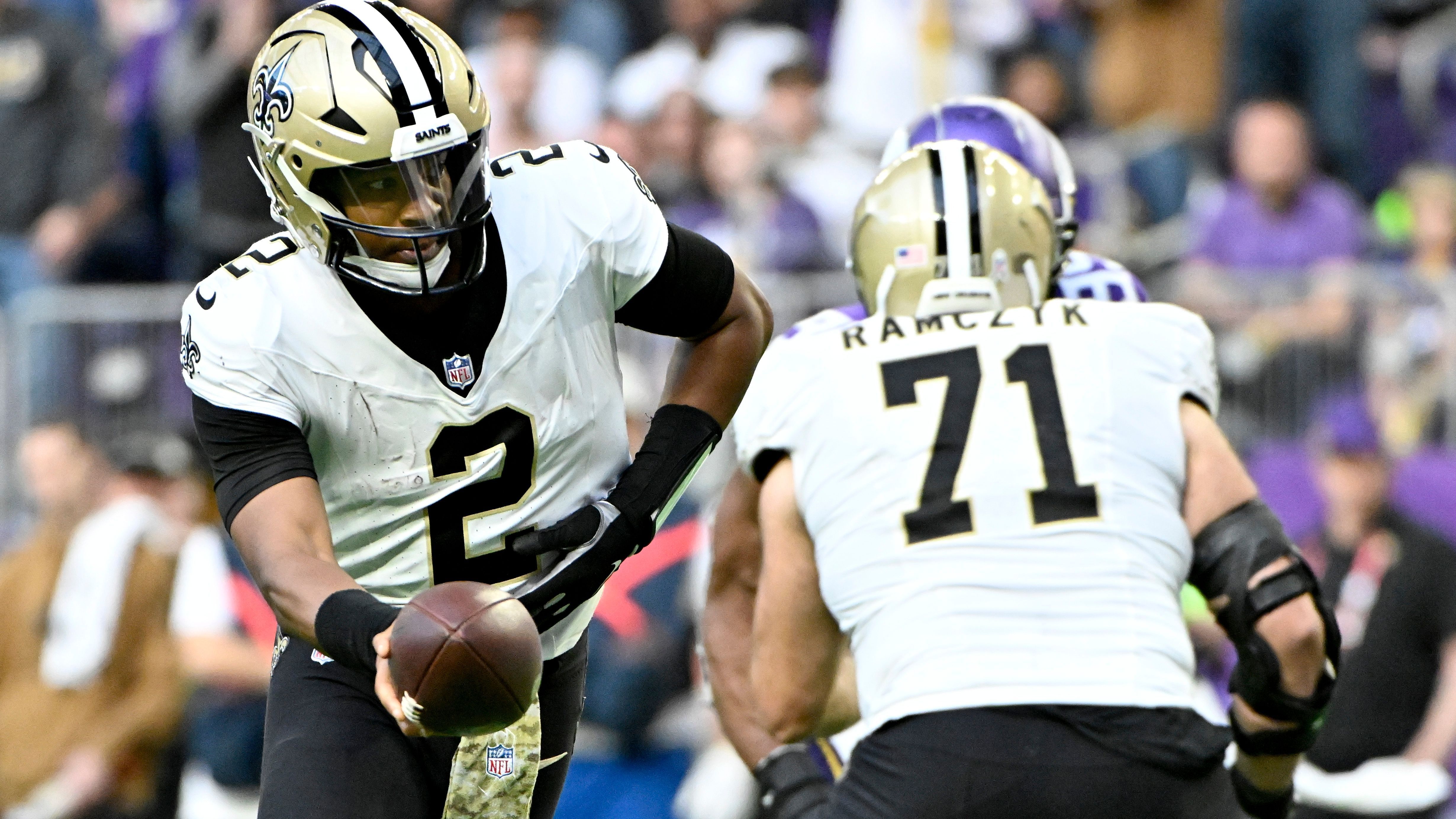 <strong>New Orleans Saints<br></strong>Offense:<br>Passing Yards - 237,4&nbsp;pro Spiel<br>Rushing Yards - 100&nbsp;pro Spiel<br>Overall Yards - 337,4&nbsp;pro Spiel<br>Punkte - 21,4&nbsp;pro Spiel<br>Defense:<br>Passing Yards - 199,1&nbsp;pro Spiel<br>Rushing Yards - 113,6&nbsp;pro Spiel<br>Overall Yards - 312,7&nbsp;pro Spiel<br>Punkte - 19,8 pro Spiel