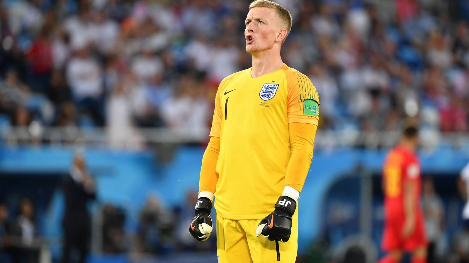 
                <strong>Jordan Pickford</strong><br>
                Die Nummer eins im englischen Kasten muss nur selten eingreifen, in der ersten Halbzeit ganze zwei Mal. Dabei macht er stets einen souveränen Eindruck. Glänzende Parade in der Nachspielzeit, ehe der Gegentreffer fällt. Bei dem ist er jedoch machtlos. Ganz stark: Pickford hält den entscheidenden Elfmeter von Carlos Bacca. ran-Note: 2
              