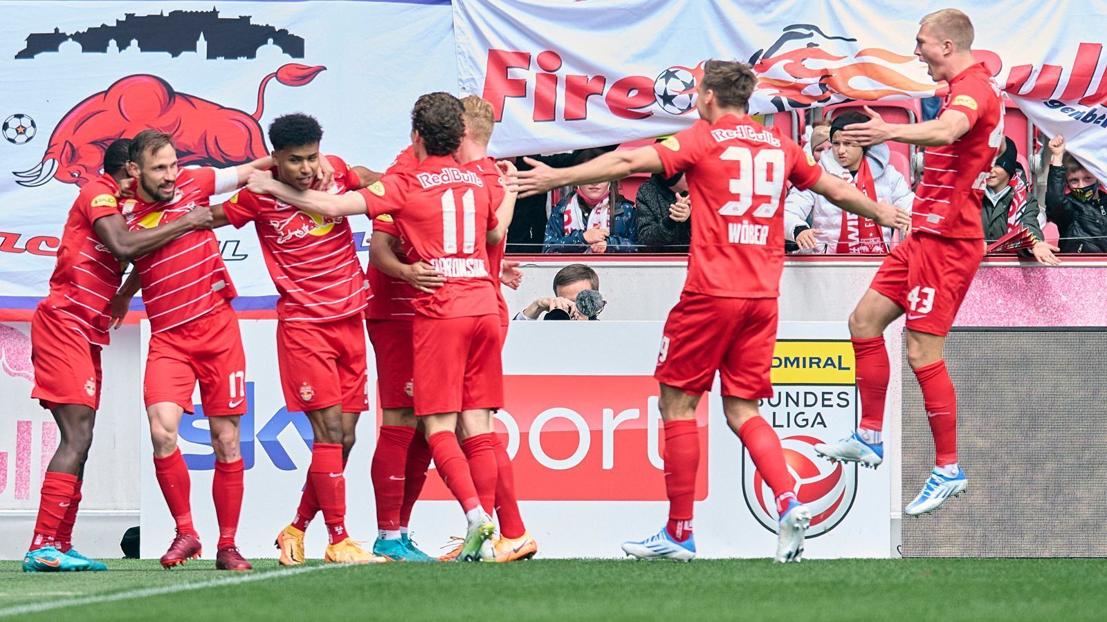 
                <strong>Österreichische Bundesliga: Salzburg marschiert einmal mehr zum Titel</strong><br>
                Was in Deutschland der FC Bayern ist, ist in Österreich Red Bull Salzburg - nämlich der Serienmeister. Zum neunten Mal in Folge dominierten die Mozartstädter, dieses Mal unter dem deutschen Trainer Matthias Jaissle. Bereits am 27. Spieltag entschieden die Salzburger den Titelkampf durch einen 5:0-Kantersieg gegen Austria Wien. Dabei konnte sich unter anderem der deutsche Nationalspieler Karim Adeyemi in die Torschützenliste eintragen. Bis zur Titelentscheidung verlor Salzburg nur ein einziges Ligaspiel (1:2 am 16. Spieltag bei Aufsteiger Austria Klagenfurt).
              