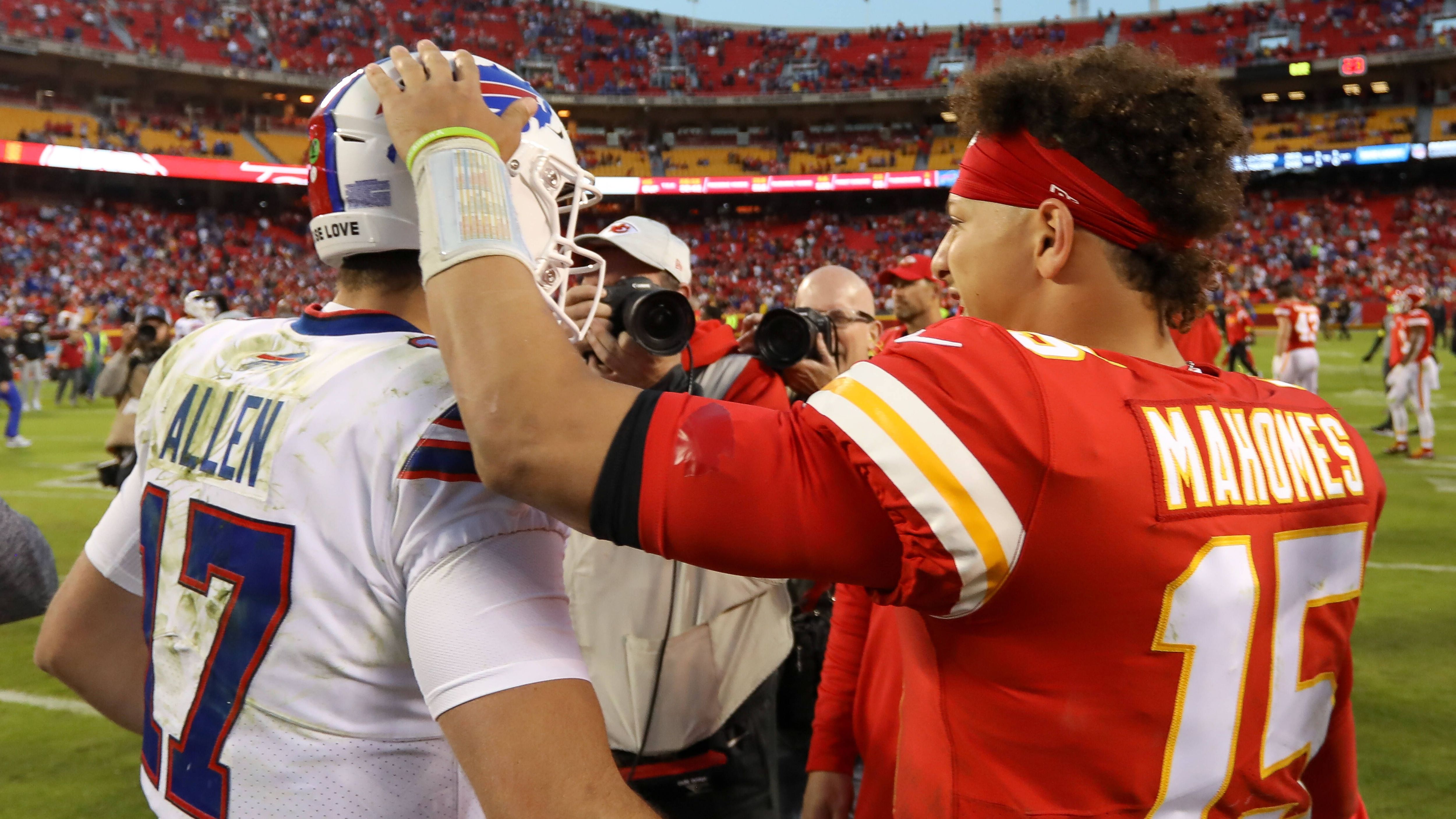 <strong>Fazit</strong><br>Die Zahlen sprechen natürlich klar für Patrick Mahomes. Allerdings sind die Vorzeichen vor dem Spiel der Divisional Round nicht so klar. Die Chiefs spielen eine Auf-und-ab-Saison, die Bills sind seit Wochen on fire: Und: Erstmals in den Playoffs muss Mahomes mit den Chiefs auswärts ran. Alles ist angerichtet.