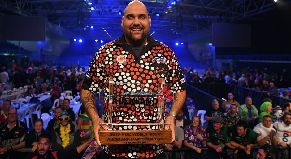 
                <strong>Kyle Anderson</strong><br>
                Bei der letzten WM war Kyle "The Original" Anderson der Pechvogel des Turniers: Eigentlich war der Australier als 32. der PDC Order of Merit qualifiziert, doch weil sein Visum für Großbritannien nicht rechtzeitig verlängert wurde, konnte er nicht teilnehmen. Inzwischen steht der 30-Jährige auf Rang 25. Für das German Darts Masters hat er hoffentlich alle Reiseunterlagen beisammen.
              