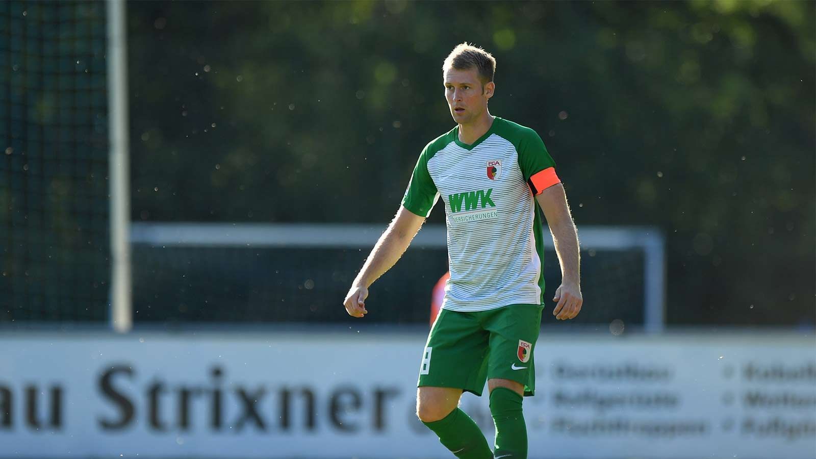 
                <strong>Jan-Ingwer Callsen-Bracker (FC Augsburg)</strong><br>
                Jan-Ingwer Callsen-Bracker ist seit seiner Rückkehr vom 1. FC Kaiserslautern bei der Profimannschaft des FC Augsburg nicht mehr zum Einsatz gekommen. Der 34-jährige Innenverteidiger absolvierte bisher auch nur ein Spiel bei der Reserve der bayrischen Schwaben. Dabei kam er auf 90 Minuten Einsatzzeit, um Spielpraxis zu sammeln. Ob er den Sprung zur ersten Mannschaft nochmal schafft, bleibt abzuwarten.
              