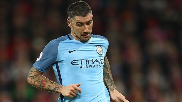 
                <strong>Aleksandar Kolarov</strong><br>
                Verteidigung - Aleksandar Kolarov: Der nächste gestandene Citizen: Aleksandar Kolarov hat zwar noch bis Juni 2019 Vertrag, doch seine Leistungen sollen Guardiola nicht gefallen. Seitdem er in der Innenverteidigung "notgedrungen" aufläuft, produziert er wöchentlich Fehler und gerät öfters in Kritik.
              