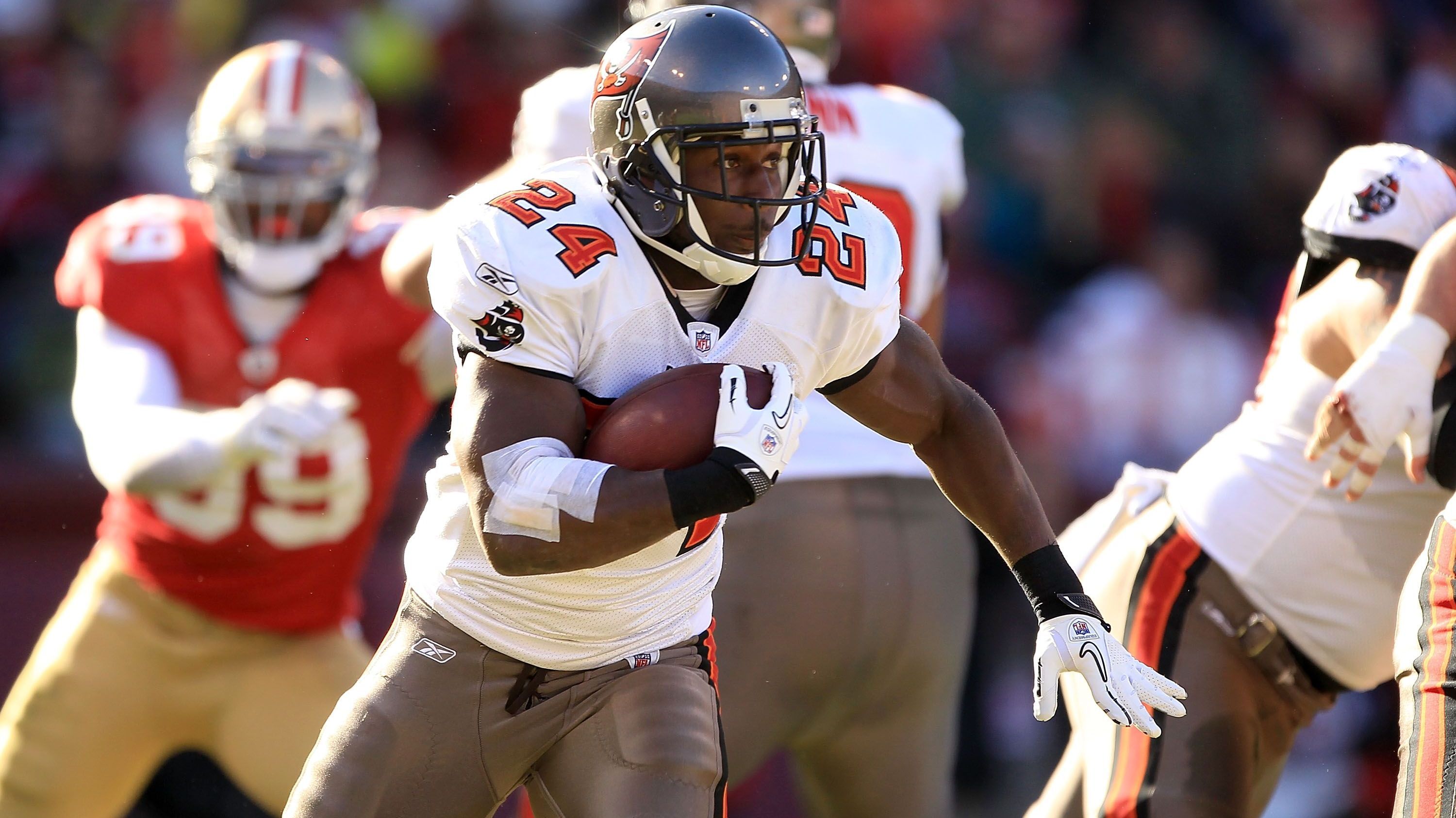 <strong>Tampa Bay Buccaneers (2005)</strong><br>Spieler:&nbsp;Carnell Williams (RB)<br>Jahr des Drafts: 2005<br>Jahr des ersten Awards: 2005<br>Award: Offensive Rookie of the Year