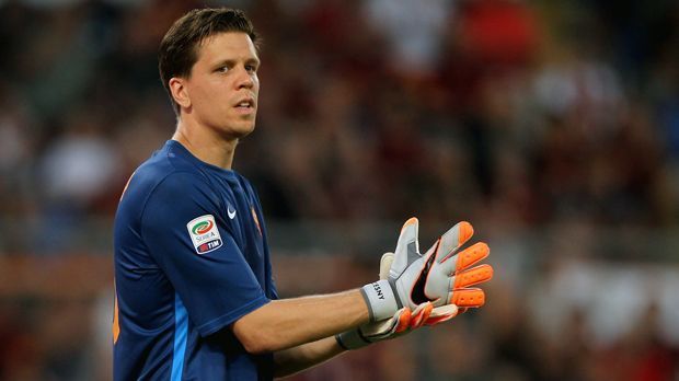 
                <strong>Wojciech Szczesny (Juventus Turin)</strong><br>
                Nun ist es offiziell! Wojciech Szczesny, der in der zurückliegenden Saison von Arsenal an den AS Rom ausgeliehen war, kehrt nach Italien zurück und heuert beim Serienmeister Juventus Turin an. Dort wird der polnische Nationaltorhüter jedoch wohl voraussichtlich erst einmal das Reservisten-Dasein kennenlernen, denn mit Gianluigi Buffon hat der jahrelange Platzhirsch im Juve-Tor noch einen Vertrag bis 2018 und dürfte demnach auch als Nummer 1 in die Saison 2017/18 gehen. Der 27-jährige Szczesny ist offenbar schon perspektivisch als Buffon-Nachfolger über 2018 hinaus verpflichtet worden.
              