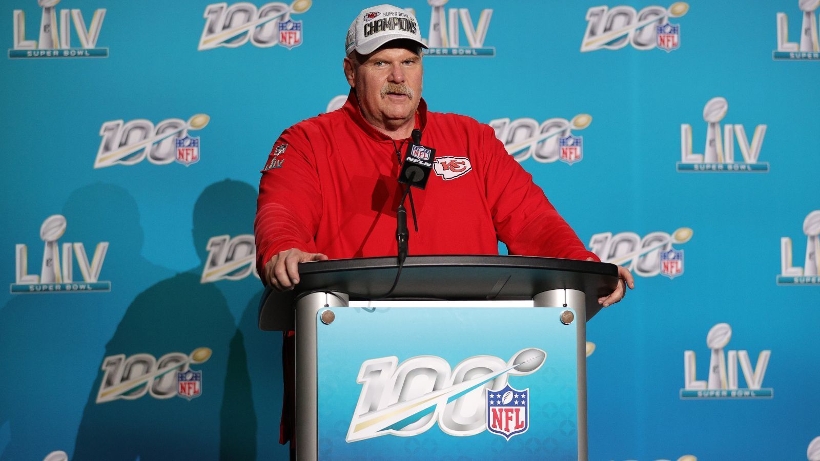 
                <strong>Kansas City Chiefs Grund 4: Der Head Coach mag Cheeseburger</strong><br>
                Als Head Coach Andy Reid gefragt wurde, wie er den Sieg im Super Bowl LIV gefeiert hat, antwortete er nur: "Ich habe einen Cheeseburger gegessen und bin schlafen gegangen". Wer Fan von Cheeseburgern ist, kann also auch getrost Fan der Chiefs werden. Abgesehen davon, dass die Vereinsfarben Rot-Gelb etwas wie Ketchup und Senf aussehen...
              