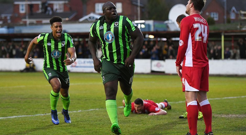 
                <strong>Adebayo Akinfenwa</strong><br>
                Er gilt als der dickste Fußballer der Welt. Adebayo Akinfenwa wiegt über 100 Kilogramm und ging zuletzt in Englands vierter Liga für die Wycombe Wanderers auf Torejagd. Für die englische Nationalmannschaft hat sich der 34-Jährige auch schon ins Gespräch gebracht – aber nur unter einer Bedingung: "Sie müssen Hühnchen vor jedem Spiel servieren."
              